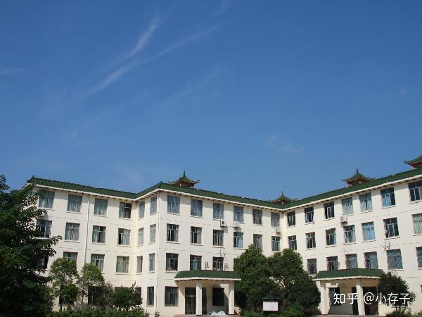 8月24日,武汉航海职业技术学院东湖校区的新大门似清华大学校门.