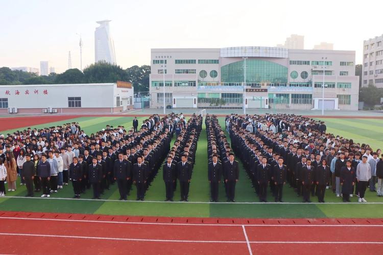 朋辈引航,向光而行丨航海学院举行升旗仪式