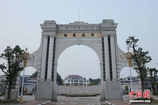 武汉一高校山寨清华大学老校门