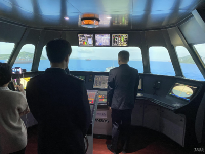 实训室内&ldquo;劈波斩浪&rdquo; 武汉船舶职院教师为&ldquo;准船长&rdquo;授课